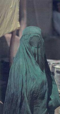 Una donna che indossa il burqa